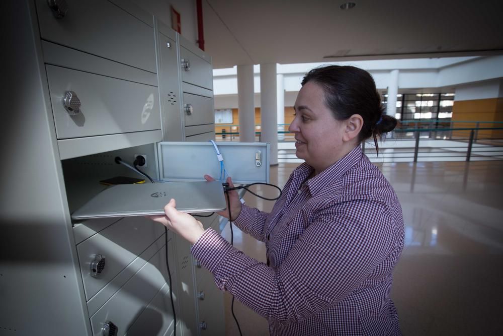 Alumnos usando las taquillas para cargar dispositivos