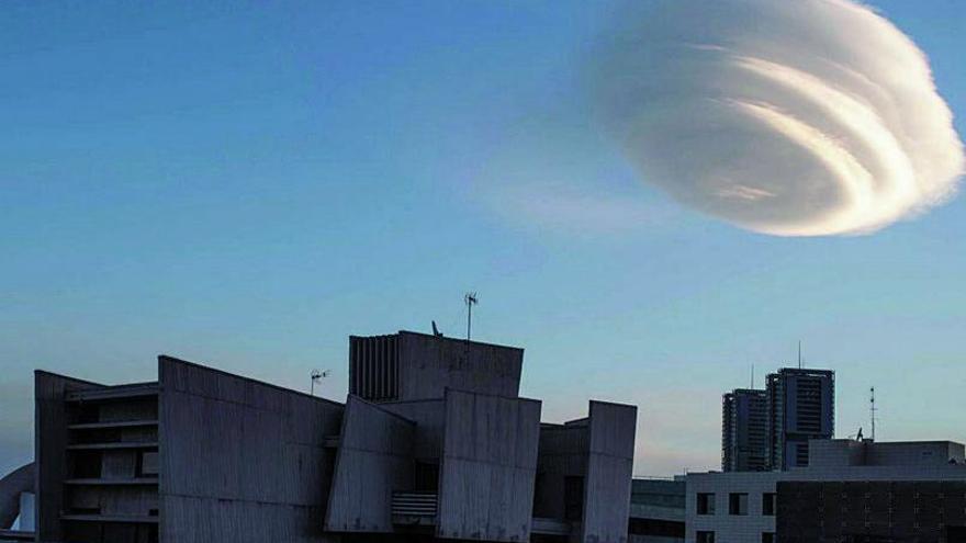 Numerosos testigos alertaron en septiembre de 2017 de la presencia de un cuerpo sospechoso en el cielo de Santa Cruz de Tenerife. Era una nube. | ELD