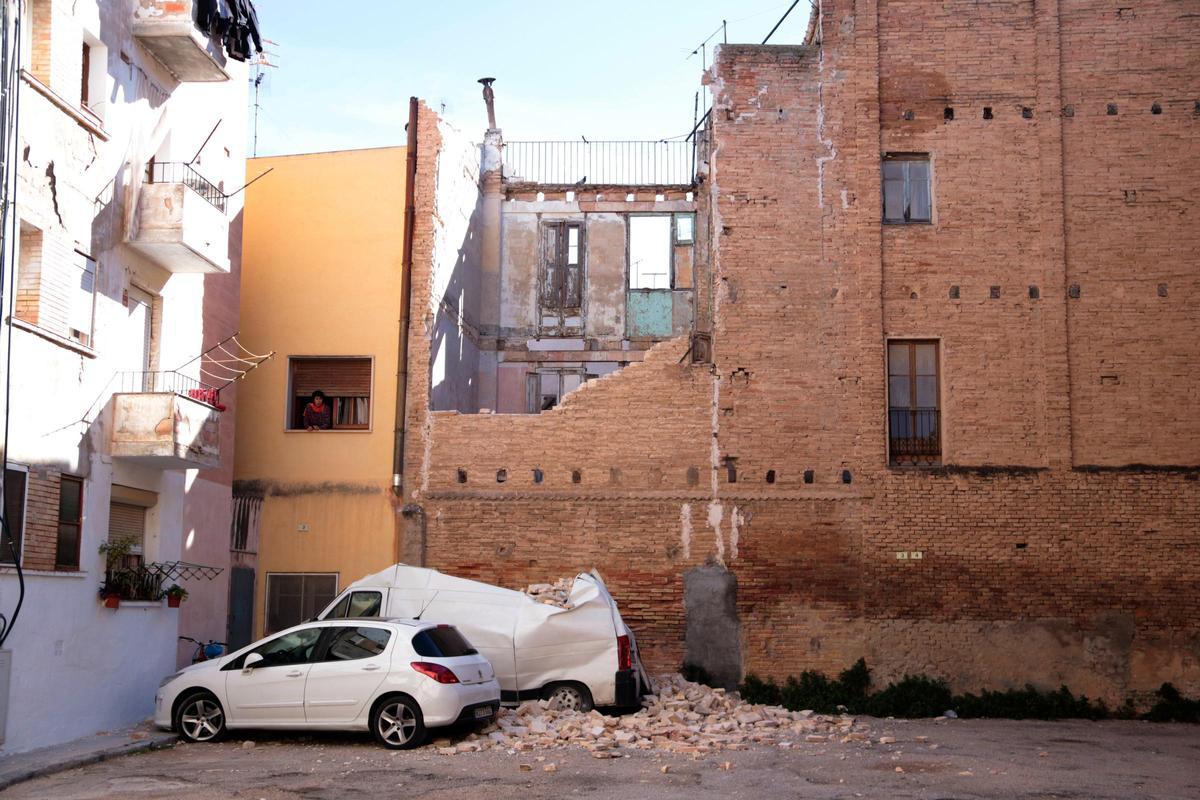 Una veïna de la Plaça Antonio Casanova de Tortosa observa els desperfectes ocasionats per l'episodi de vent a la ciutat