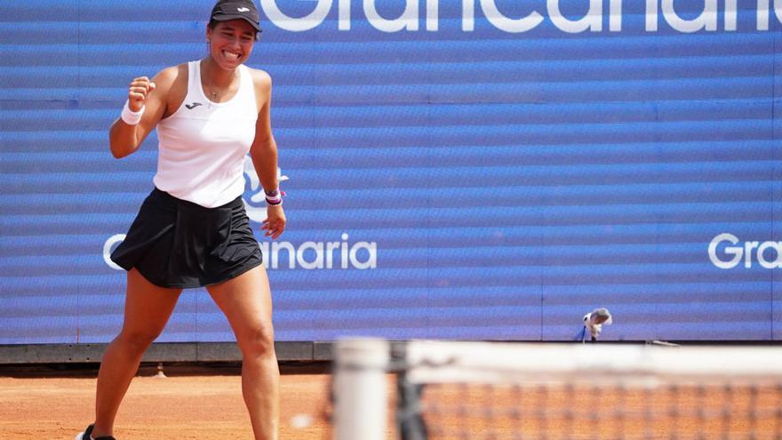 Jessica Bouzas celebra la victoria de ayer frente a Arantxa Rus en las canchas del Conde Jackson en Maspalomas. | | LP/DLP