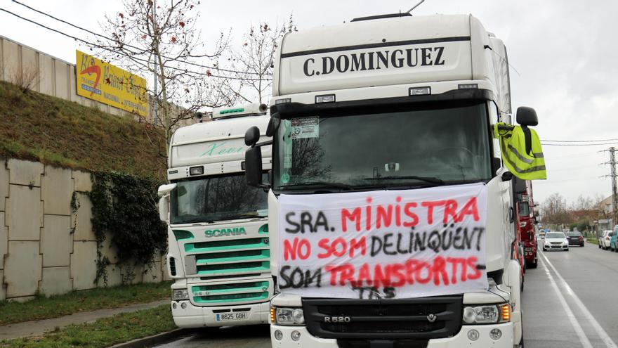 Dos dels camions bagencs que van participar ahir en la marxa lenta cap a Barcelona