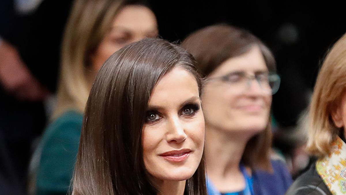 La reina Letizia con abrigo negro y maquillaje a juego