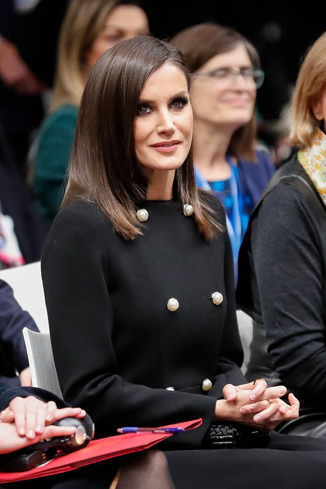 La reina Letizia con abrigo negro y maquillaje a juego