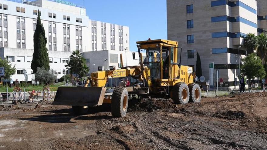 Los aparcamientos del hospital Reina Sofía estarán dos semanas en obras