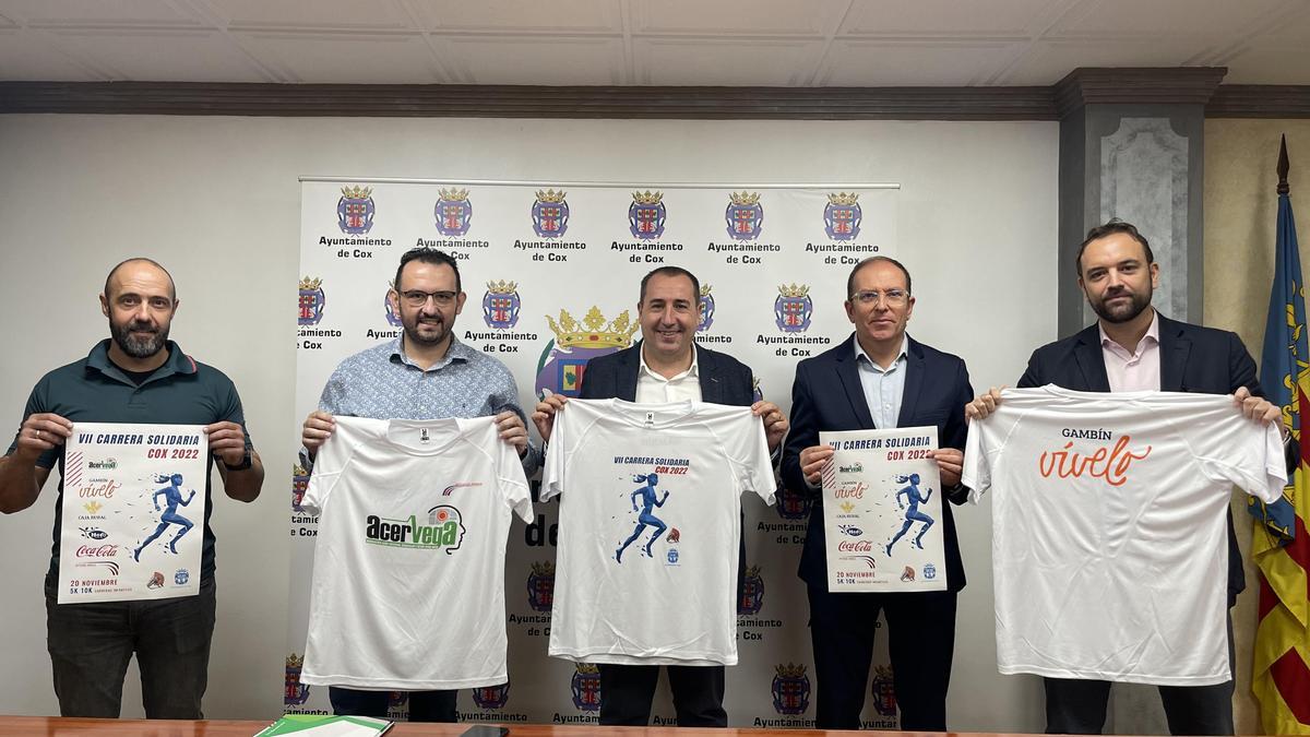 El Ayuntamiento y el Club de Atletismo Kilometricox presentan la Carrera Solidaria de Cox