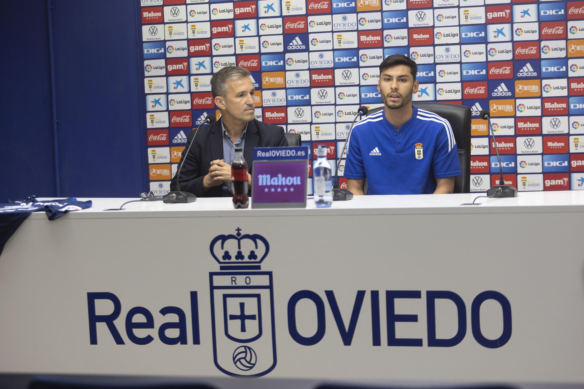 En imágenes: Así ha sido la presentación de Alonso Aceves con el Oviedo