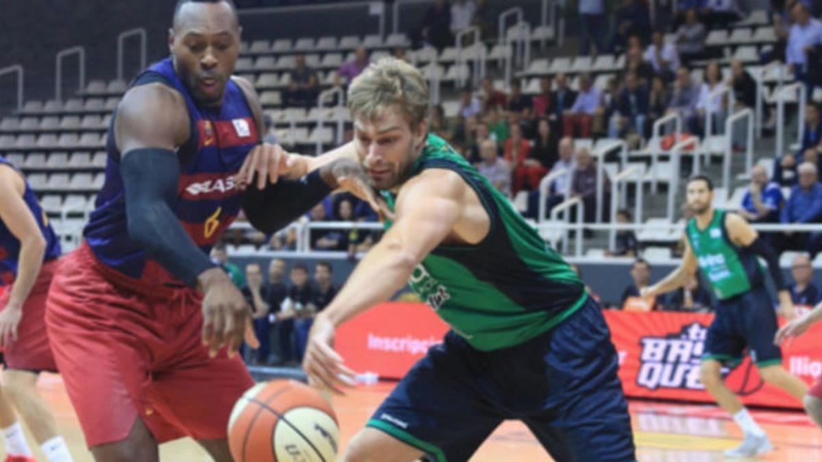 El azulgrana Dorsey pelea con el verdinegro Stutz por el control de un balón