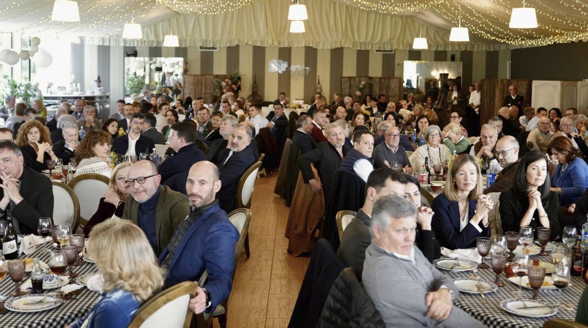 La comida oficial reunió a más de 300 personas.  | BERNABÉ