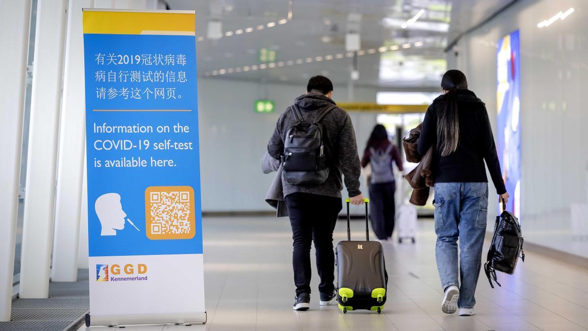 Viajeros procedentes de China en el aeropuerto de Schiphol, en Ámsterdam.
