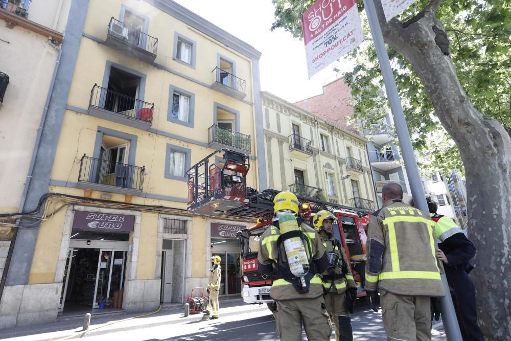 Incendi en un pis del carrer del Carme de Girona
