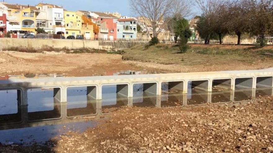 Construyen dentro del río en Beniarbeig un puente que obstaculiza las crecidas