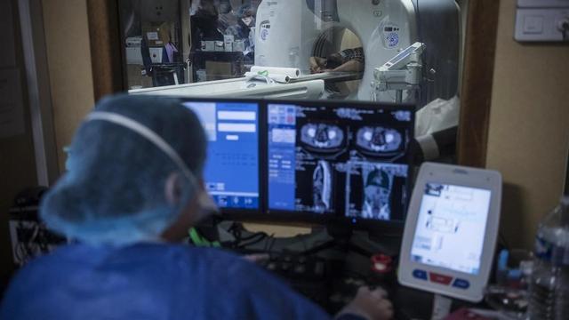 zentauroepp53200662 bagnolet france 22 04 2020 a medical staff wearing prot200422174550