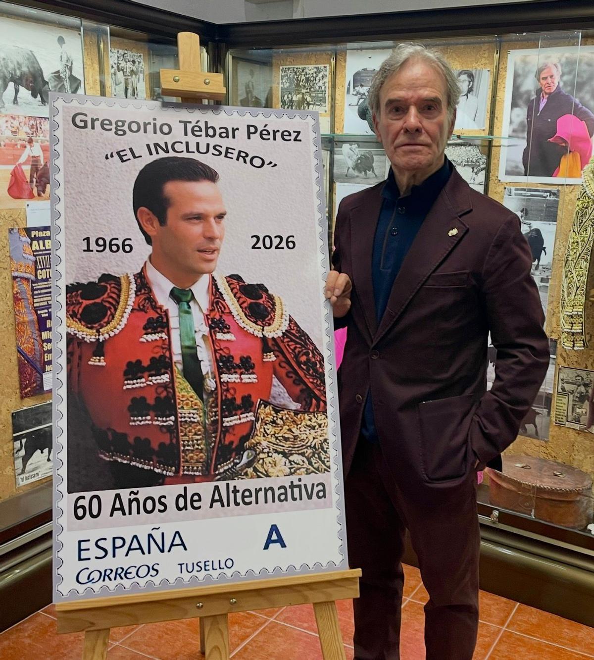 El maestro Gregorio Tébar Pérez, El Inclusero, posa junto a su sello en el Museo Taurino de Alicante.