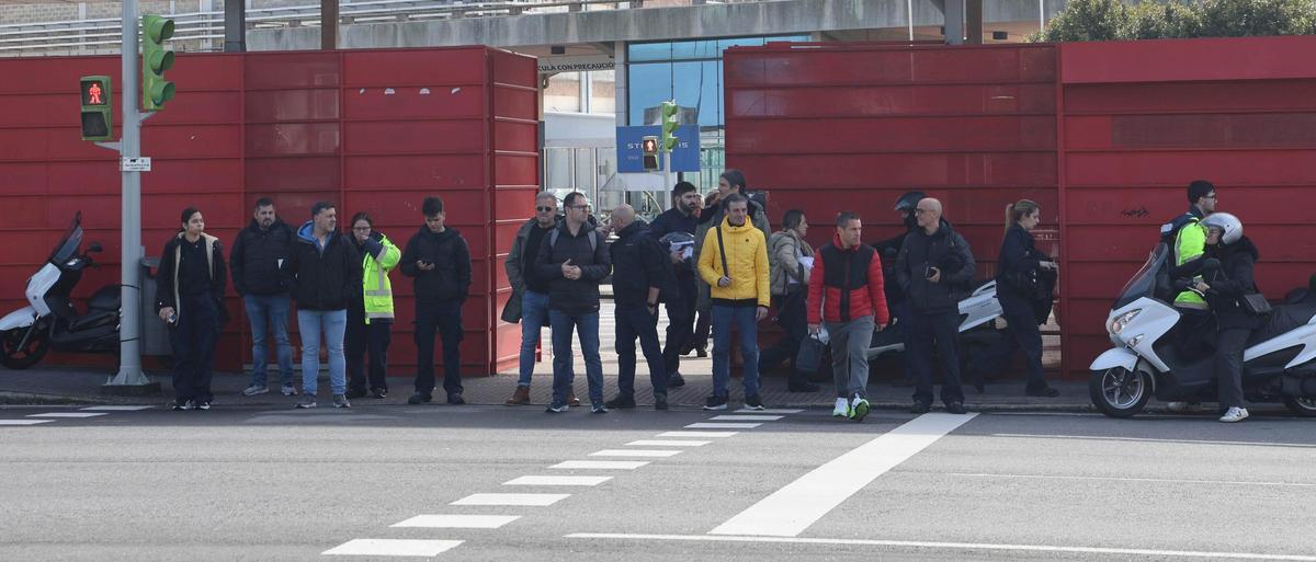Trabajadores de Stellantis Vigo durante el cambio de turno ayer por la tarde.