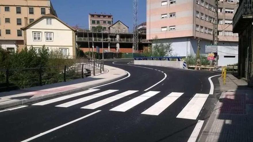 Una pasarela peatonal completará el &quot;puente de Julián&quot;  |  La responsable de Infraestruturas de la Xunta, Ethel Vázquez, confirmó ayer al alcalde Javier Bas durante su reunión en Redondela que su departamento licitará este año las obras de construcción de la pasarela peatonal en el margen derecho del Puente de Julián, ampliado recientemente. También se comprometió el traslado del peto de ánimas.