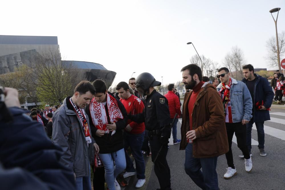 Derbi asturiano: Llegada de aficionados y los autobuses de los equipos a El Molinón