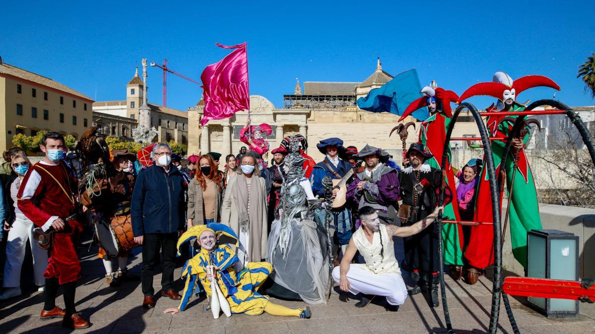 Un pasacalles multicolor inaugura el Mercado Renacentista de Córdoba