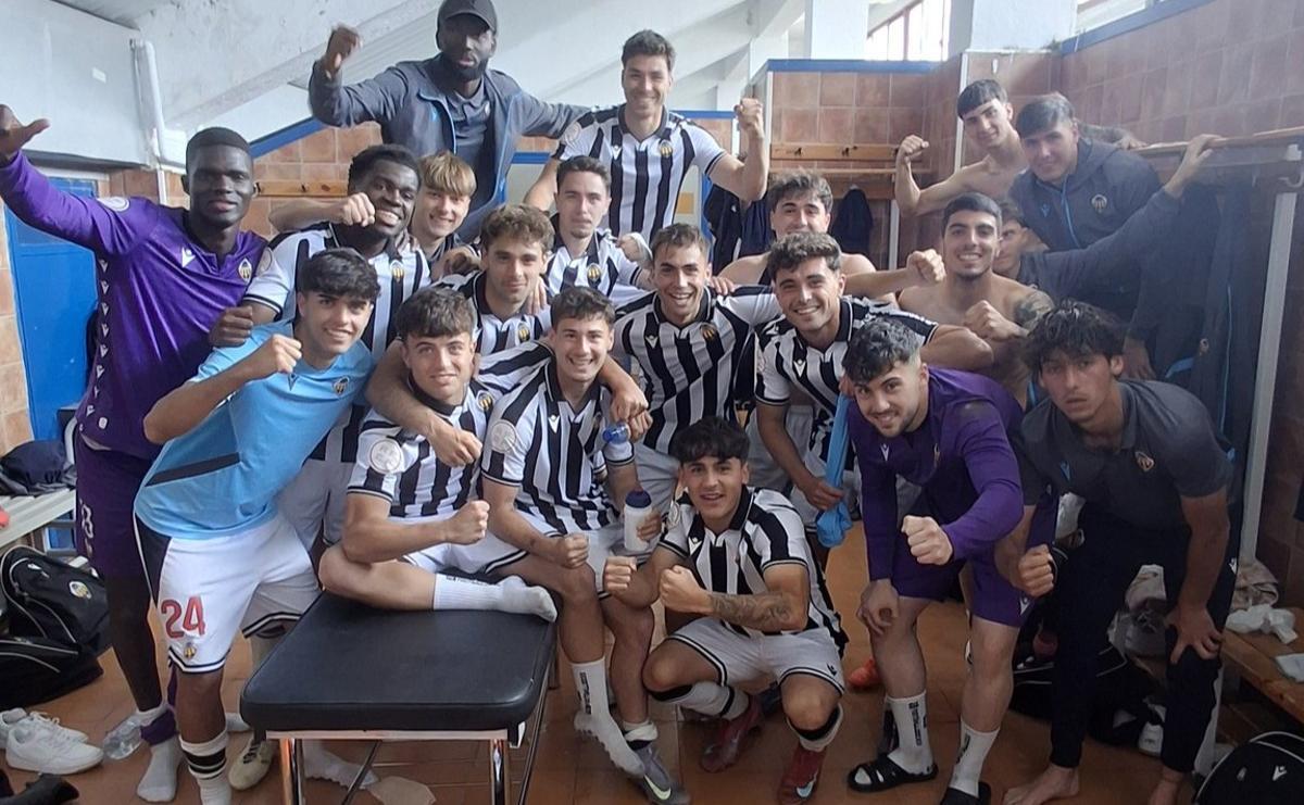Los jugadores del Castellón B celebran la amplia victoria en el vestuario.