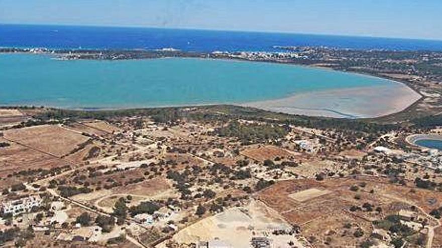 Vista aérea de una amplia zona afectada por la Ley de Costas en Formentera.