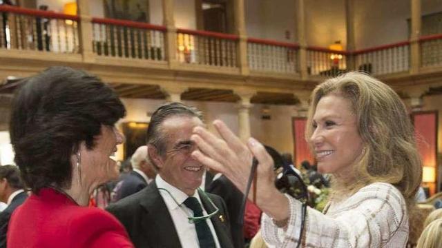 Alicia Koplowitz, derecha, saluda a María Benjumea.