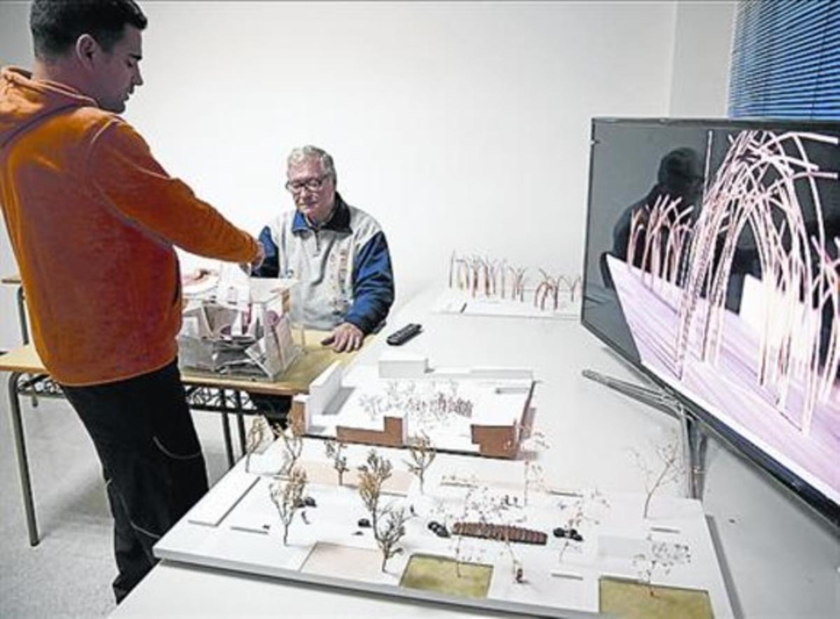 Un vecino vota su escultura favorita, junto a las dos maquetas. Un vecino vota su escultura favorita, junto a las dos maquetas.