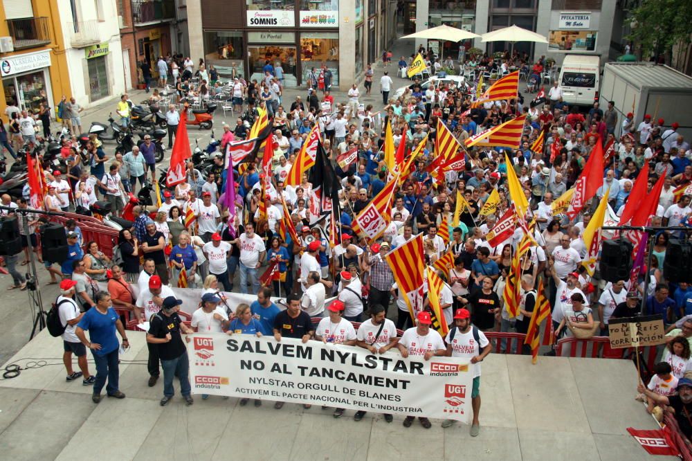 Manifestació contra els acomiadaments a Nylstar