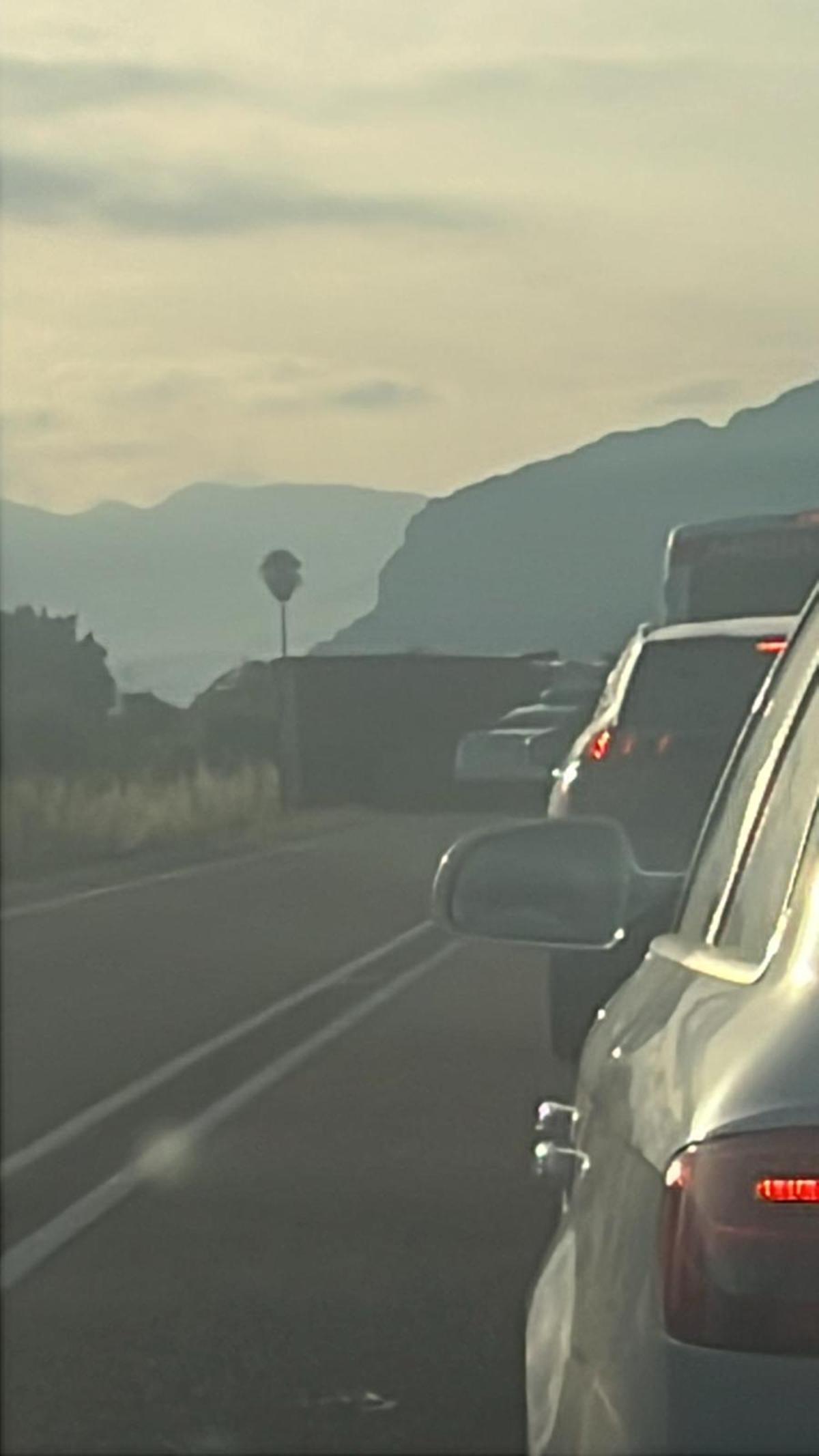 El camión volcado y las retenciones que ha provocado el accidente de este martes en la CV-58.