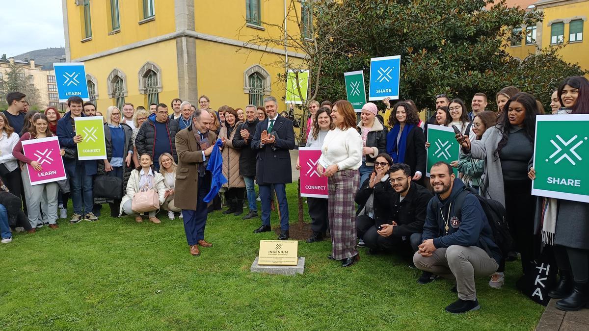 Ignacio Villaverde inaugurando la plaza d'Ingenium nel Campus del Milán.