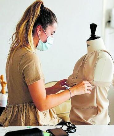 Una alumna de Indumentaria practica con un maniquí. | TONI ESCOBAR