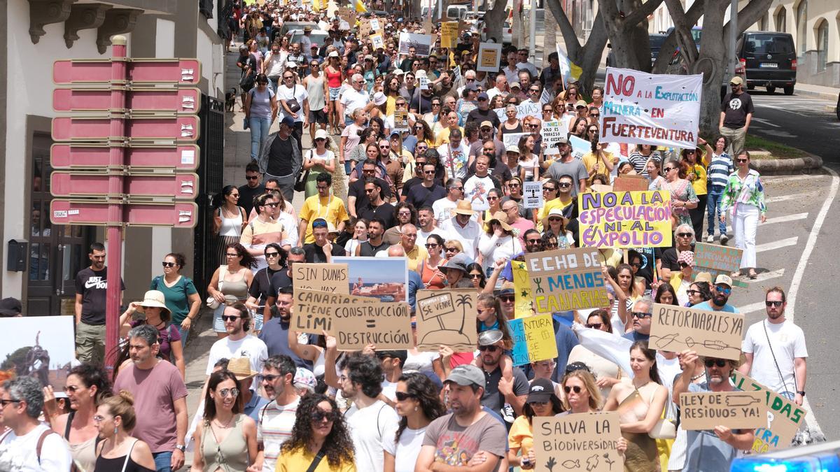 Decenas de personas protestan durante una manifestación contra el modelo turístico en Canarias.