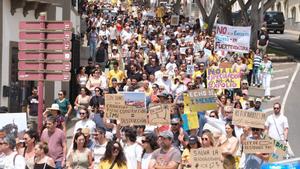 Decenas de personas protestan durante una manifestación contra el modelo turístico, a 20 de abril de 2024, en Puerto del Rosario, Fuerteventura, Canarias (España). Las ocho islas canarias se unen hoy para protestar contra la masificación turística. Esta e