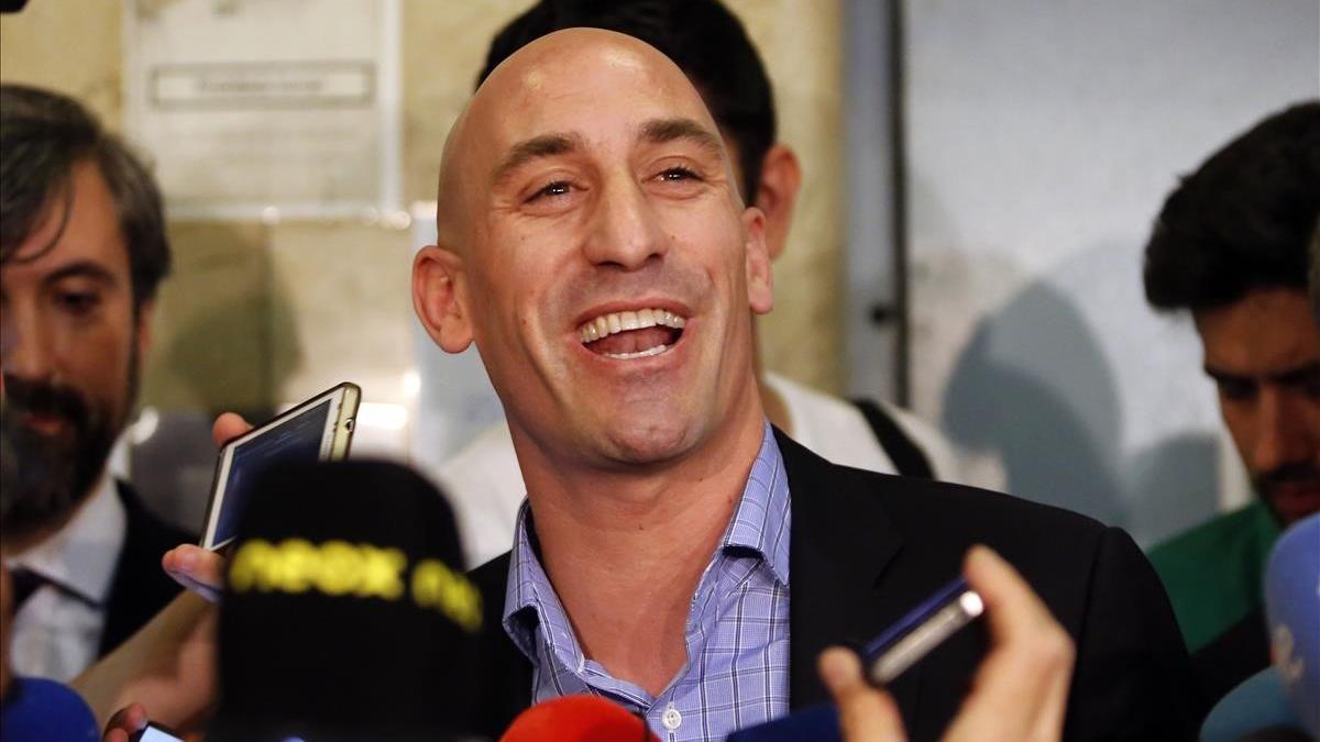 Luis Rubiales atiende a los periodistas tras la convocatoria de huelga de mayo del 2015