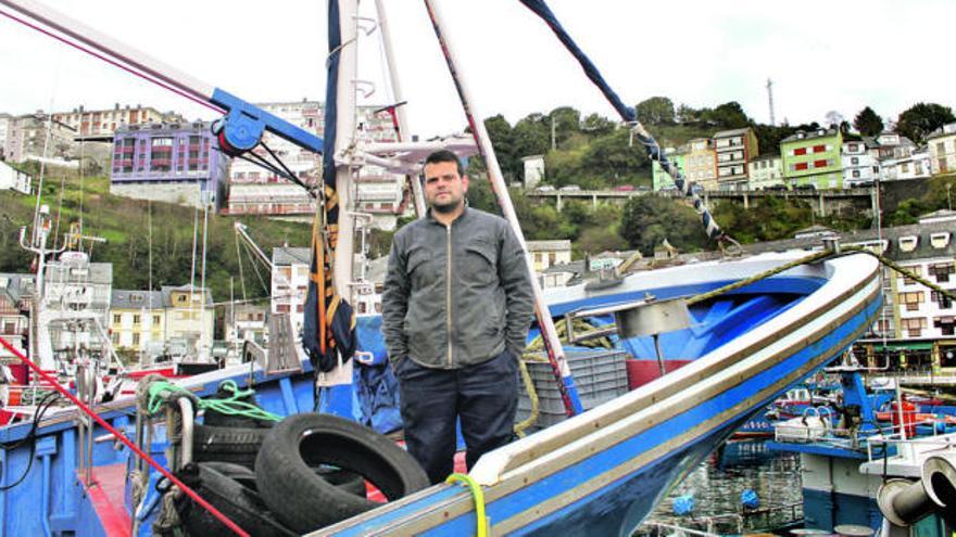 Adolfo García, el pasado miércoles en uno de los barcos del puerto de Luarca. | ana m. serrano
