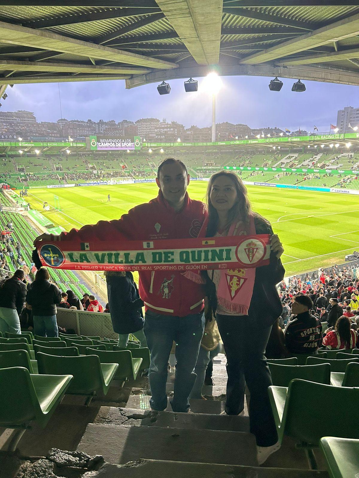Diego Álvarez  Bada con su esposa en El Molinón.