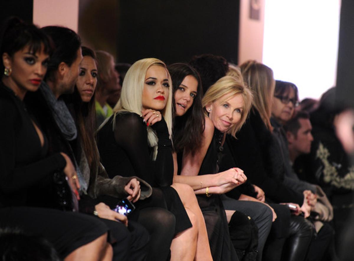 La cantant Rita Ora amb Katie Holmes a la primera fila de la desfilada de Donna Karan New York.