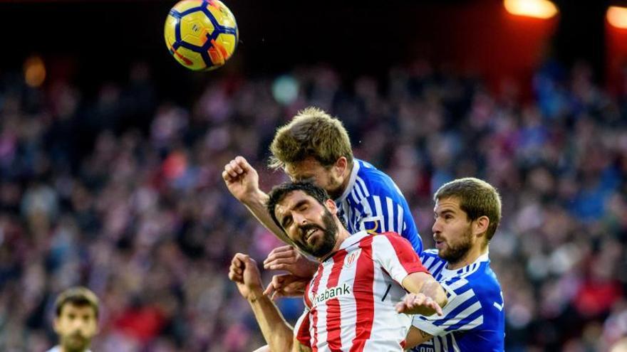 Raúl e illarra disputan un balón.