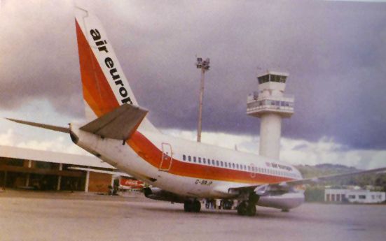 Una de las primeras naves de Air Europa en Peinador entre finales de la década de los 80 y principios de los 90.