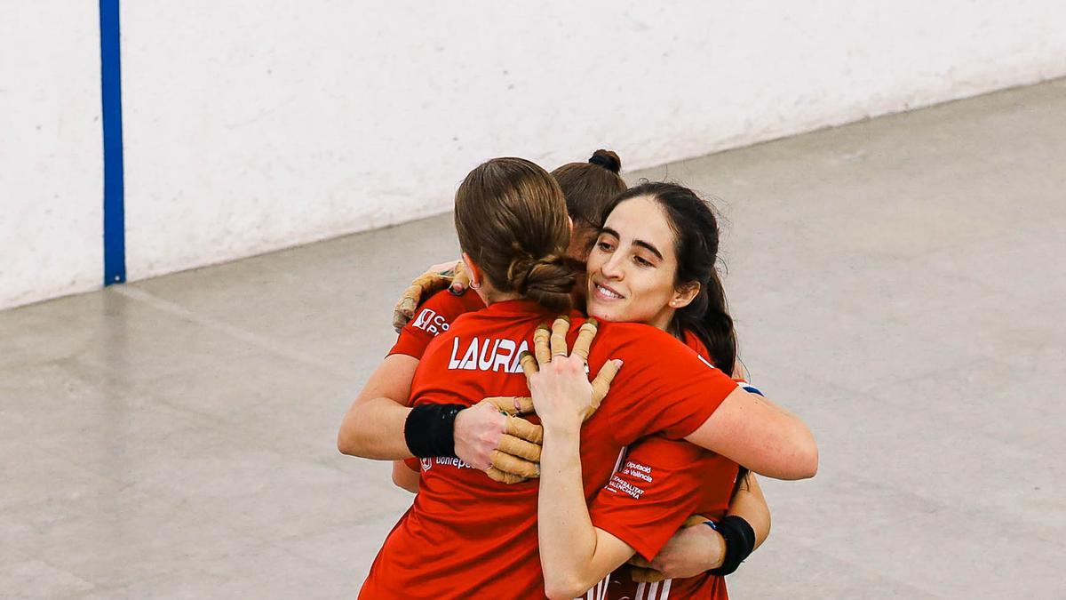 Victoria, Anabel i Laura celebren el seu bitllet per a la final de Riba-roja.