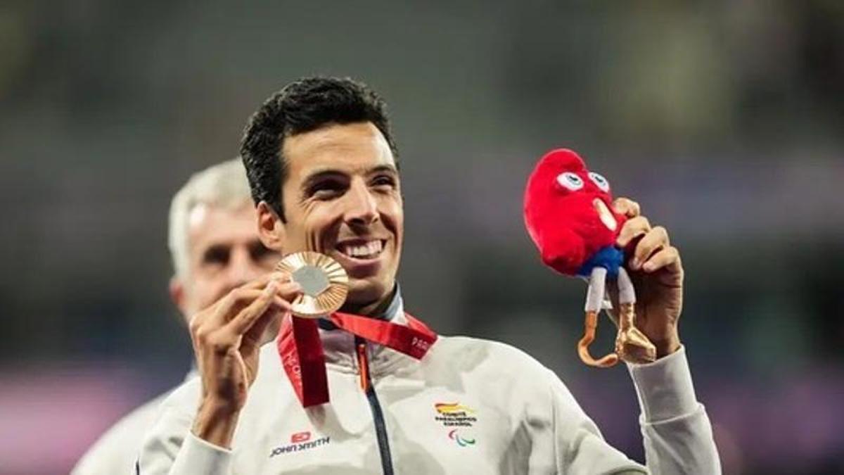 Joan Munar luce orgulloso su primera medalla paralímpica lograda en París 2024