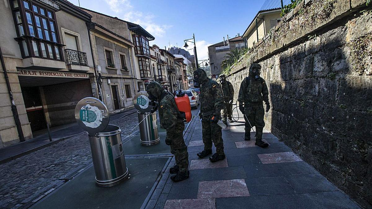 Soldados de la UME, realizando labores de desinfección de las calles de Siero en abril. | Miki López