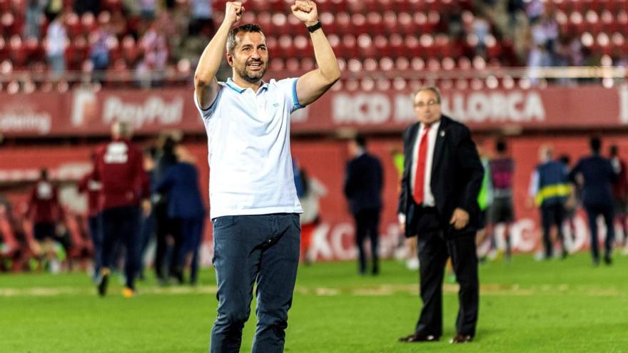 Diego Martínez celebra con sus aficionados el ascenso del equipo andaluz. // Cati Cladera