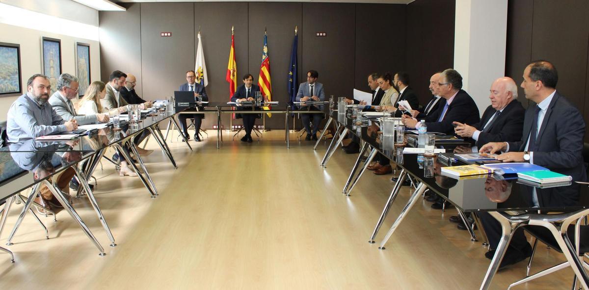 El Consejo de Administración de la Autoridad Portuaria de Alicante, reunido este viernes.
