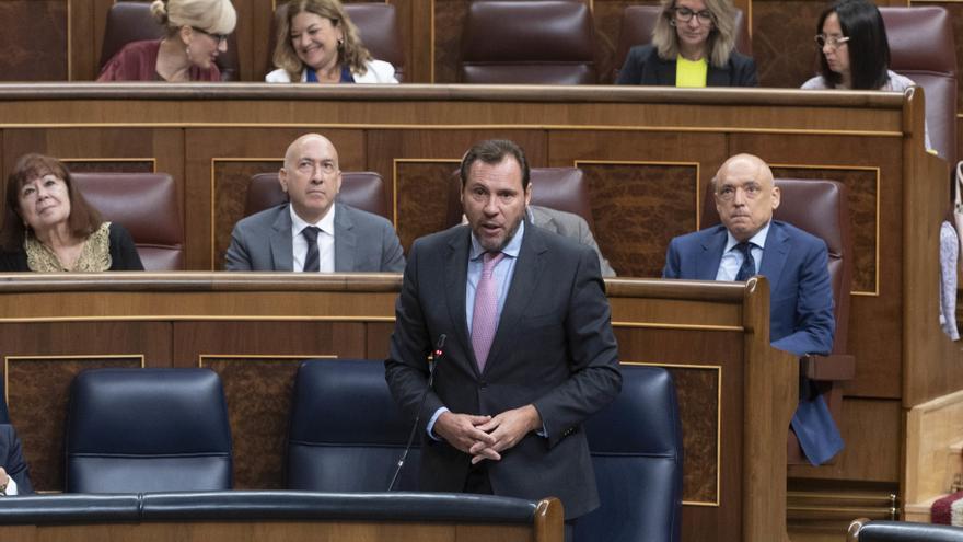 El ministro de Transportes y Movilidad Sostenible, Óscar Puente, interviene durante una sesión de control al Gobierno, en el Congreso de los Diputados.