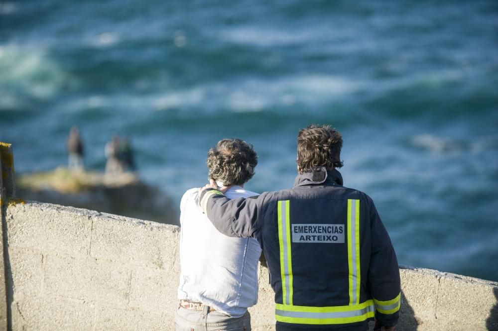 Buscan a un joven que cayó al mar en Arteixo