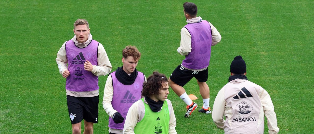 Carl Stafelt, Williot Swedberg y Miguel Rodríguez, durante el entrenamiento matinal de ayer en la ciudad deportiva.