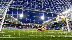 EPA7713. REIMS (FRANCIA), 11/06/2019.- La portera Sukanya Chor Charoenying de Tailandia encaja un gol de Estados Unidos durante un partido de la Copa Mundial Femenina de la FIFA 2019 entre Estados Unidos y Tailandia, este martes, en Reims (Francia). EFE/Tolga Bozoglu