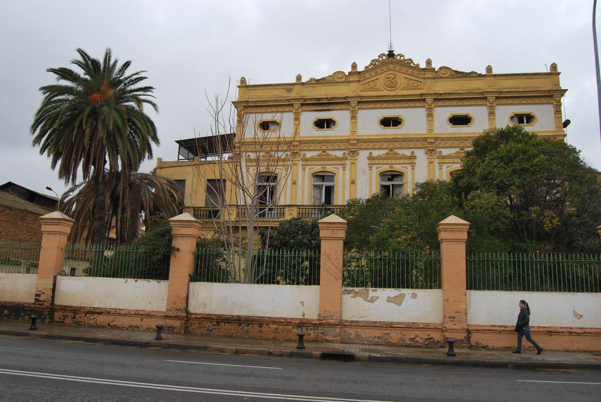 la casa Feliu preside el acceso al viejo Parque de Artillería de la calle San Vicente.