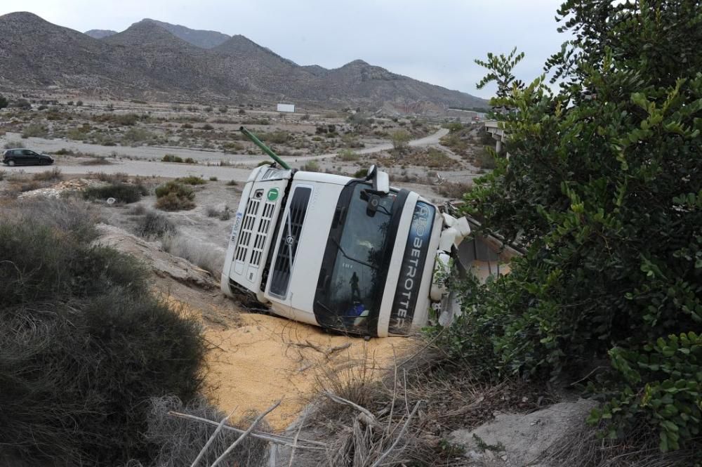 Herido el conductor de un camión en Lorca tras caer desde la autovía A-7 a una rambla