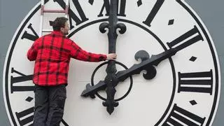 ¿Tengo que trabajar más o menos si me pilla el cambio de hora? Un sindicato responde a esta duda