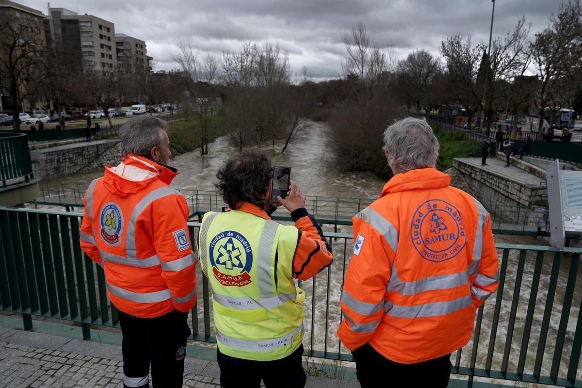 El Manzanares entra en nivel rojo por riesgo de inundaciones 